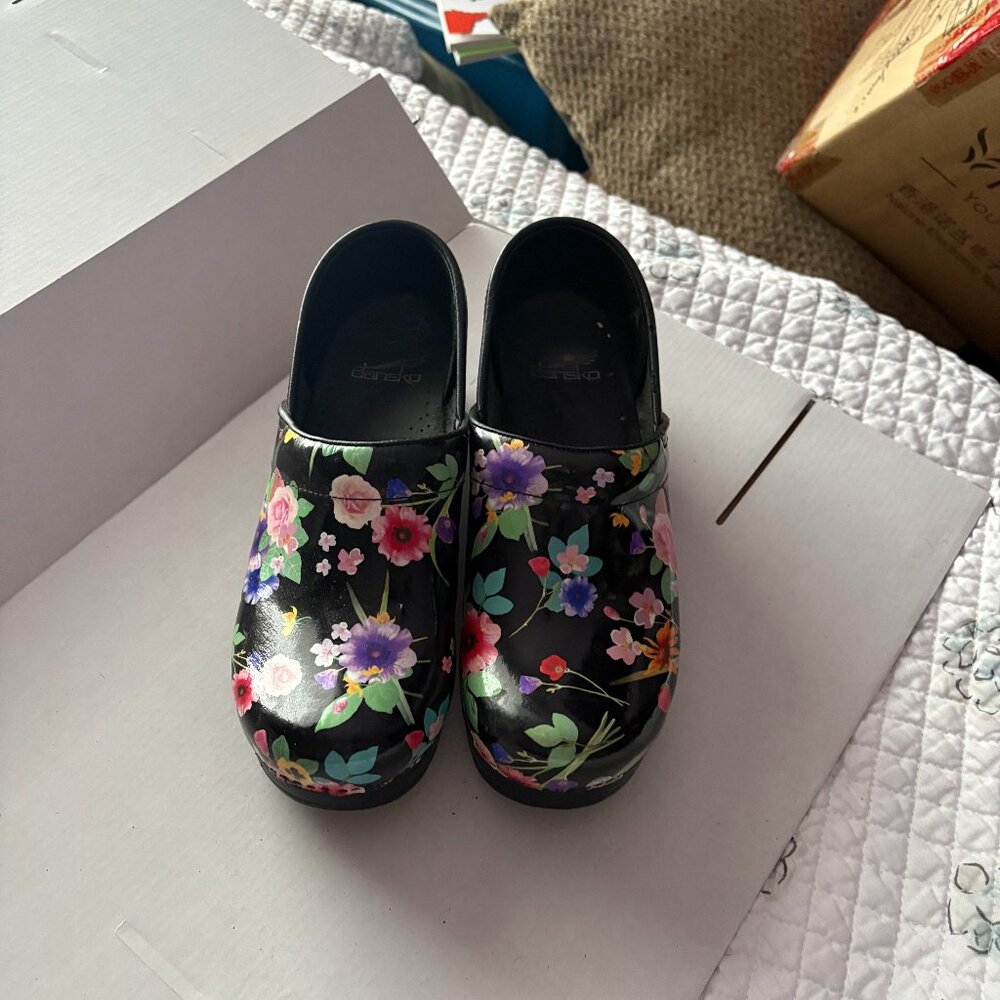 Dansko Professional Garden Patent Leather Clogs – Women’s Size 38 (US 7.5–8)